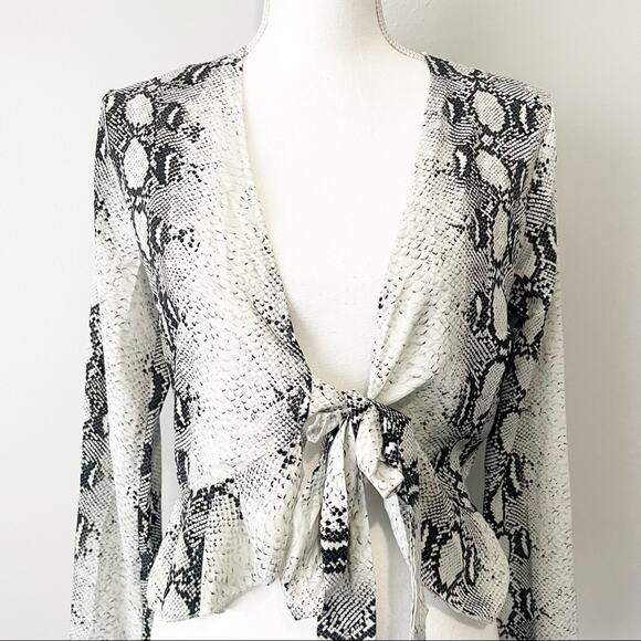 Missguided snake print tie front ruffle hem blouse size 8 new with tags NWT - Picture 2 of 9